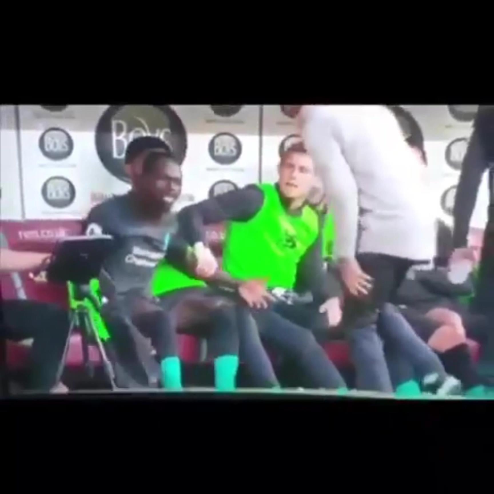 身边菲米看呆了❗️马内在替补席怒喷萨拉赫不传球