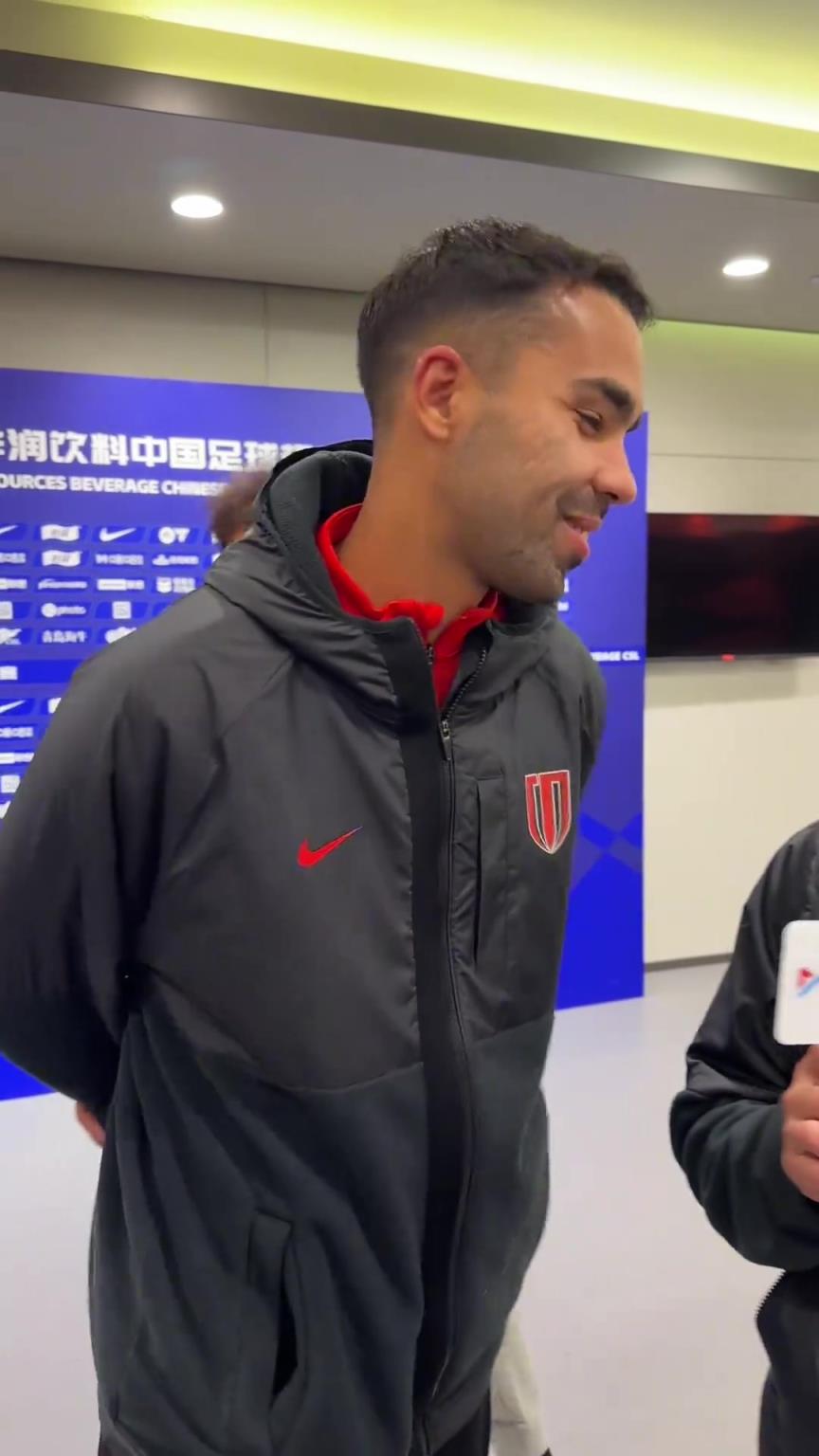 说了啥？宋龙赛后“怒踢”曾在山东泰山与自己并肩作战的德尔加多